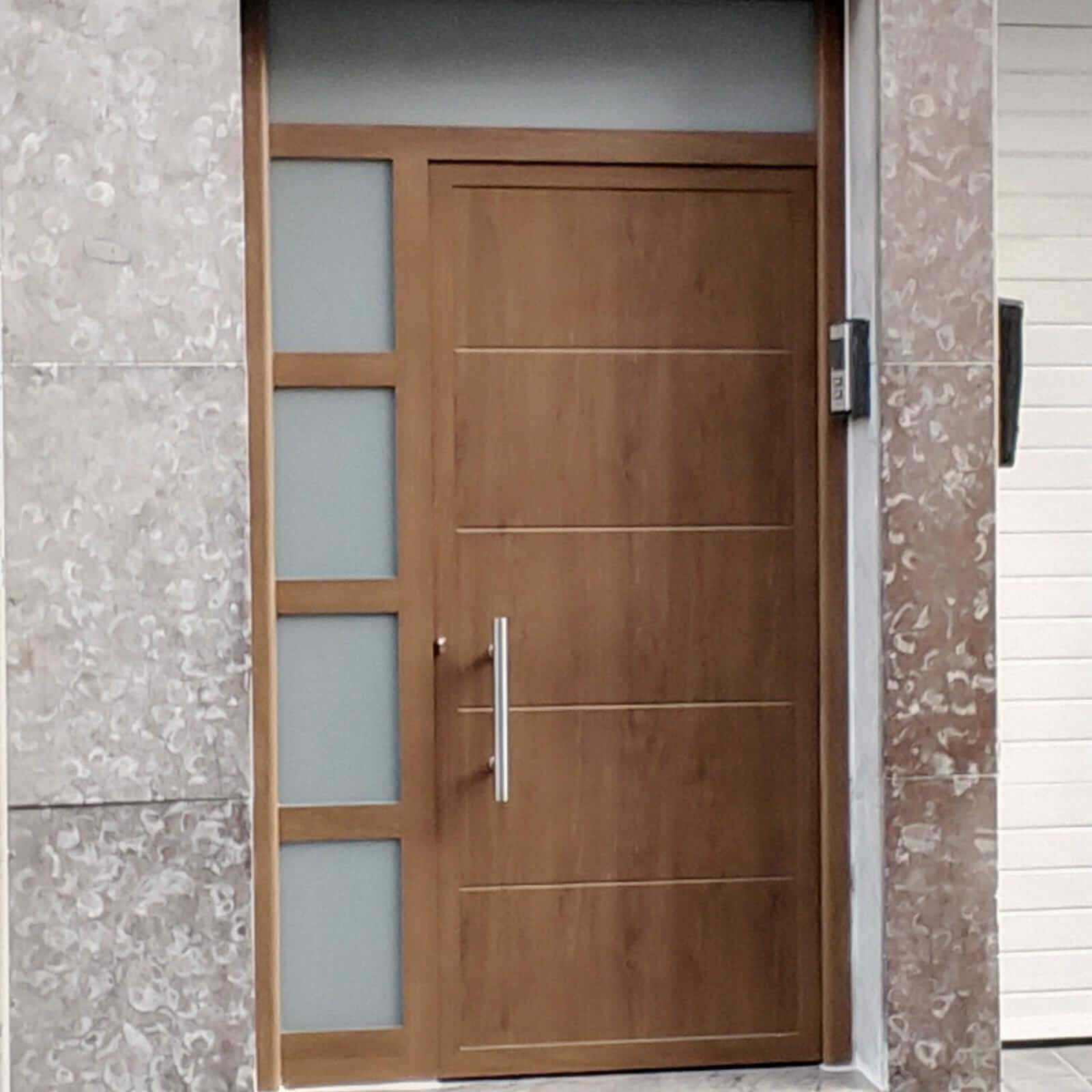 Puerta de entrada a vivienda de madera color roble